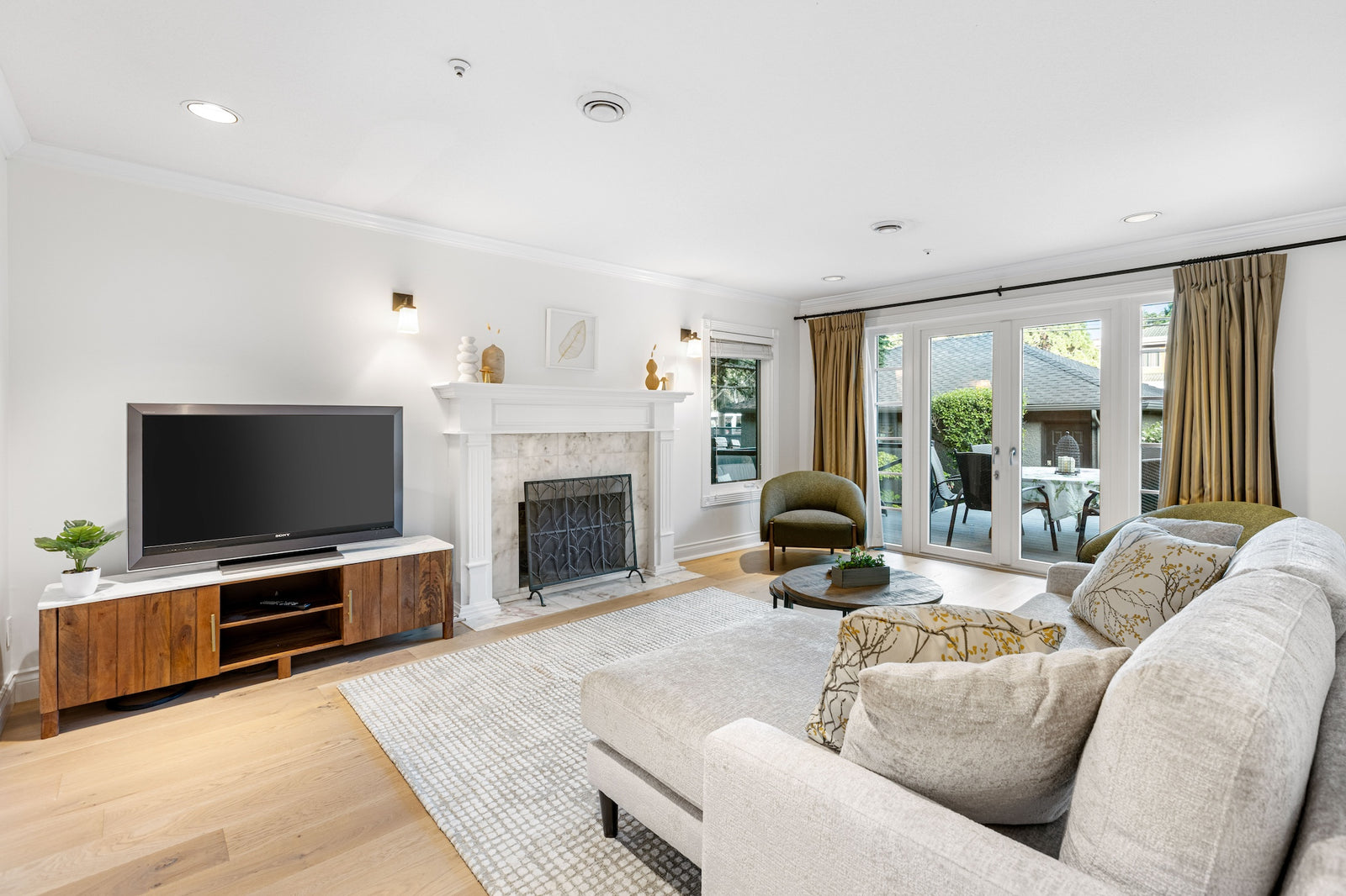 2318 Oliver Crescent