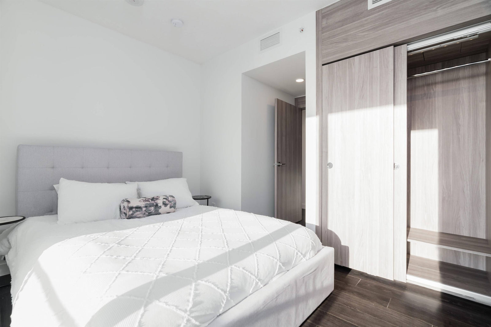 9887 Whalley Blvd #1902 Surrey BC