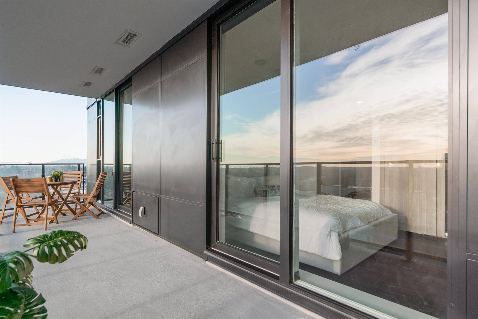 9887 Whalley Blvd #1902 Surrey BC